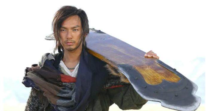 天龙八部乔峰把马夫人抱在怀里,天龙八部胡军版乔峰插刀