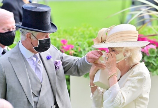 马克龙真暖心,帮布丽吉特整理领口怕走光,真爱程度不亚于查尔斯