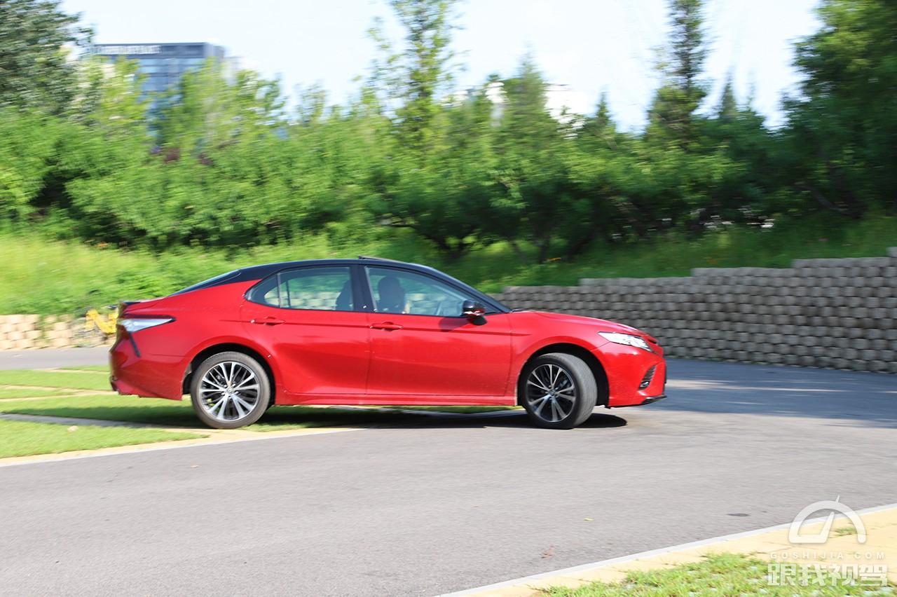 高性价比19款丰田凯美瑞用车体验,全新一代丰田凯美瑞油耗是亮点