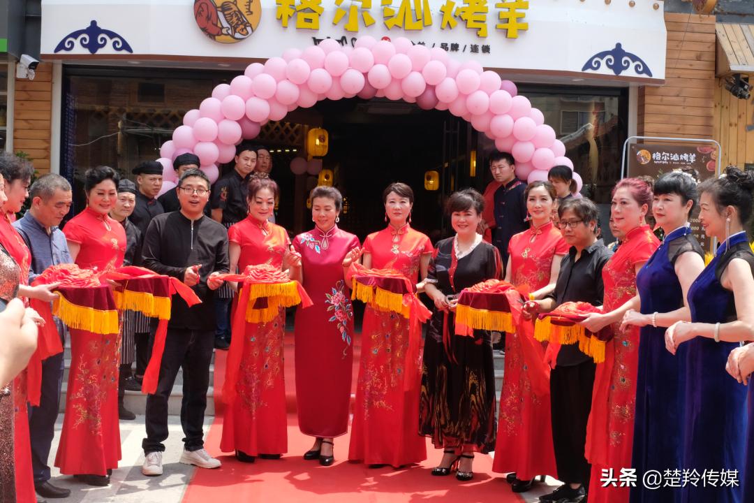 这家烤羊店太火了,襄阳流动烤全羊