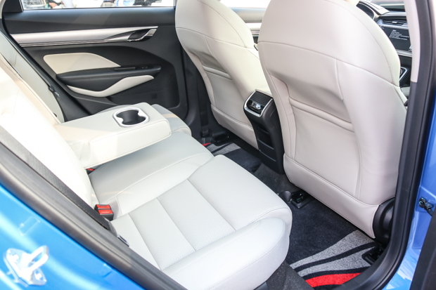 缤瑞冠军版和英朗速度pk,吉利缤瑞与朗逸怎么选