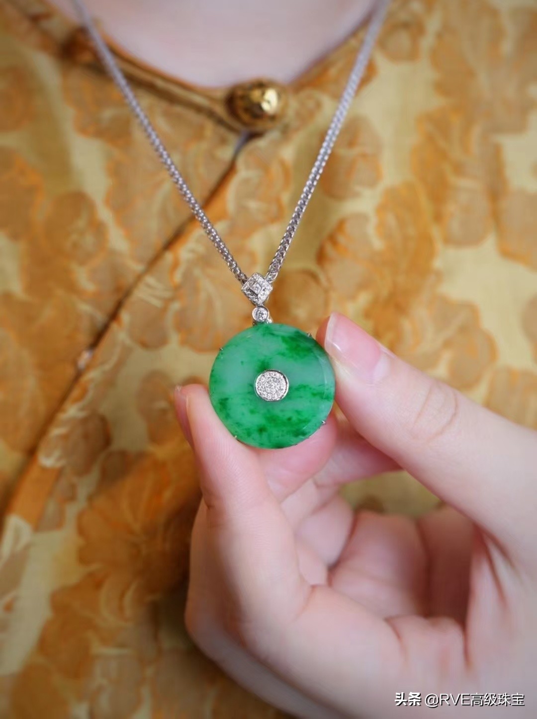 戴黄金和戴翡翠平安扣哪个高雅,翡翠平安扣和水沫平安扣的区别