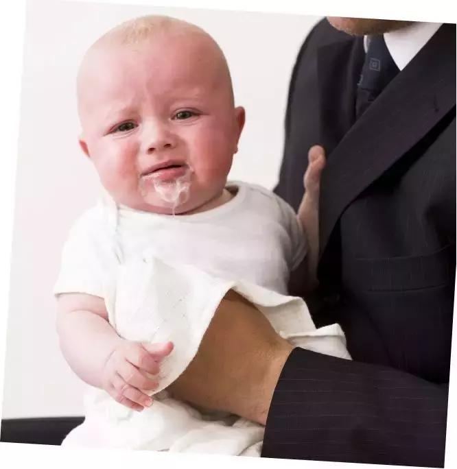 宝宝经常吐奶渣怎么办,6个月龄宝宝反复吐奶精神状况好