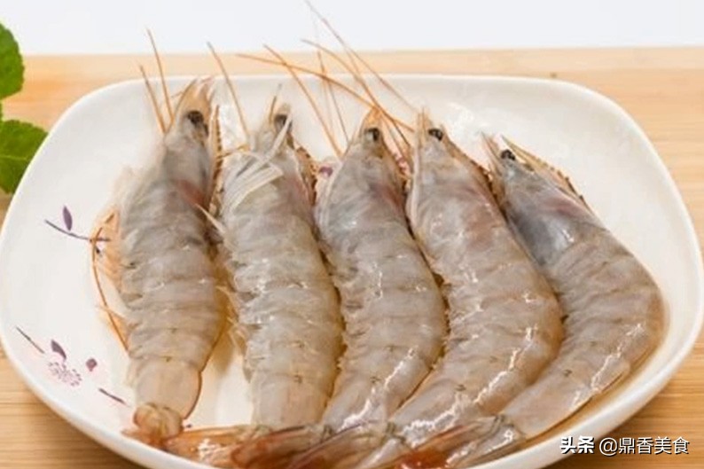 几月份捕捉河虾最肥美,吃虾要怎么咬