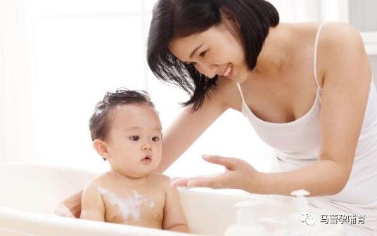 夏天给宝宝洗澡千万别踩这些坑,夏天宝宝洗澡要擦抚触油