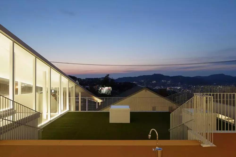 日本幼儿园户外设计效果图,斜坡幼儿园设计