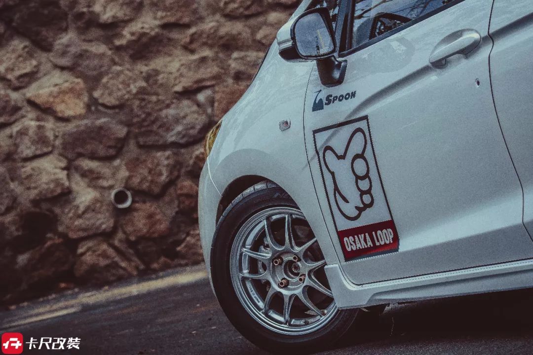 白色本田飞度潮享版怎么改装好看,7万买飞度60万改装