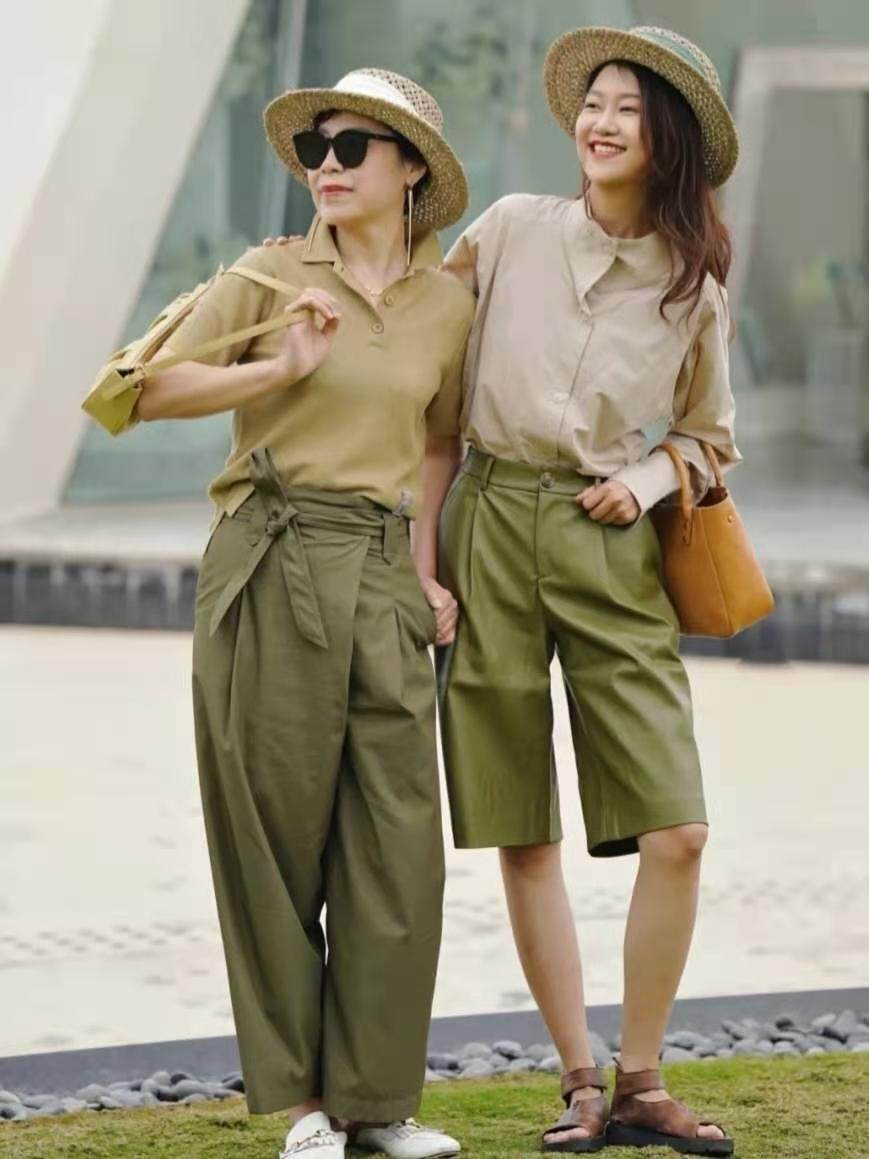 中年女士穿什么运动鞋最适合,女人过50不要穿三种衣服