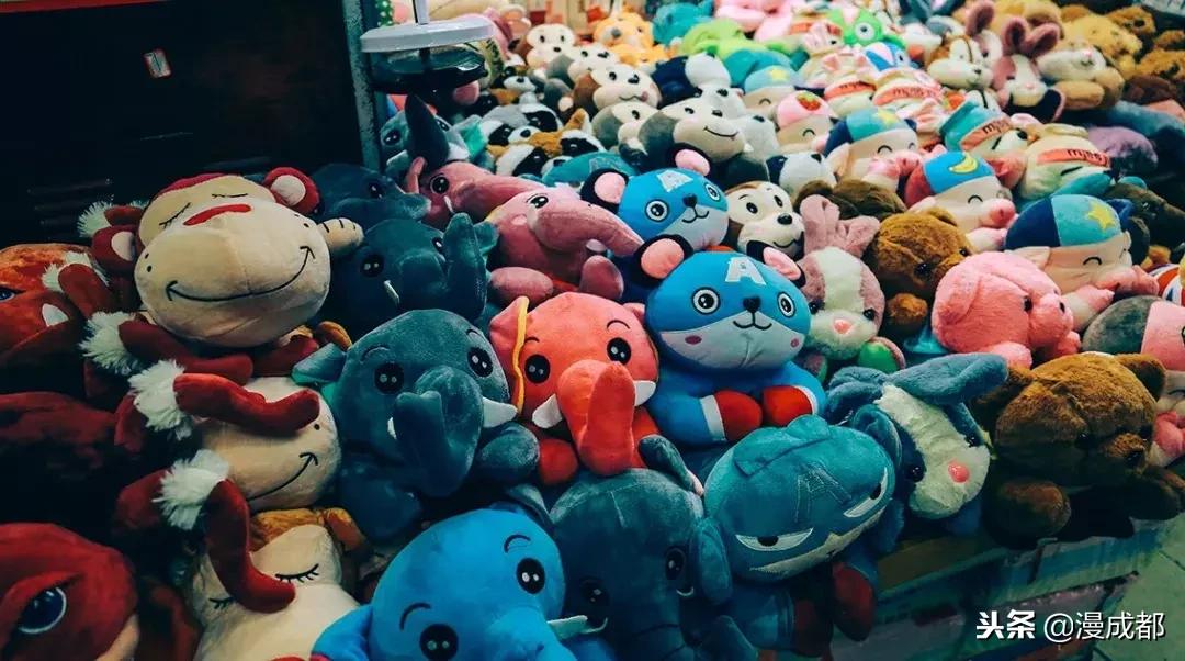 据说不来这里就白来成都，你一定没有见过这么魔幻又传奇的荷花池