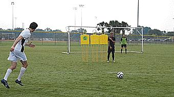 十个足球比赛常用过人教学,球场上的经典技巧大家都学一学吧