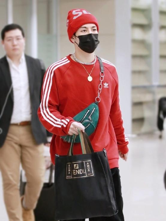 王嘉尔皮衣外套,王嘉尔穿皮草外套视频