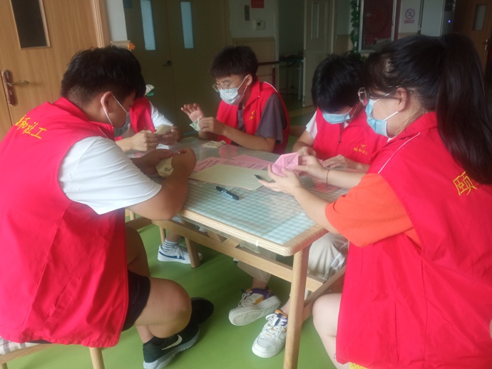 「颐和资讯」小小折纸,满满祝福——颐和社工折纸为长者送祝福