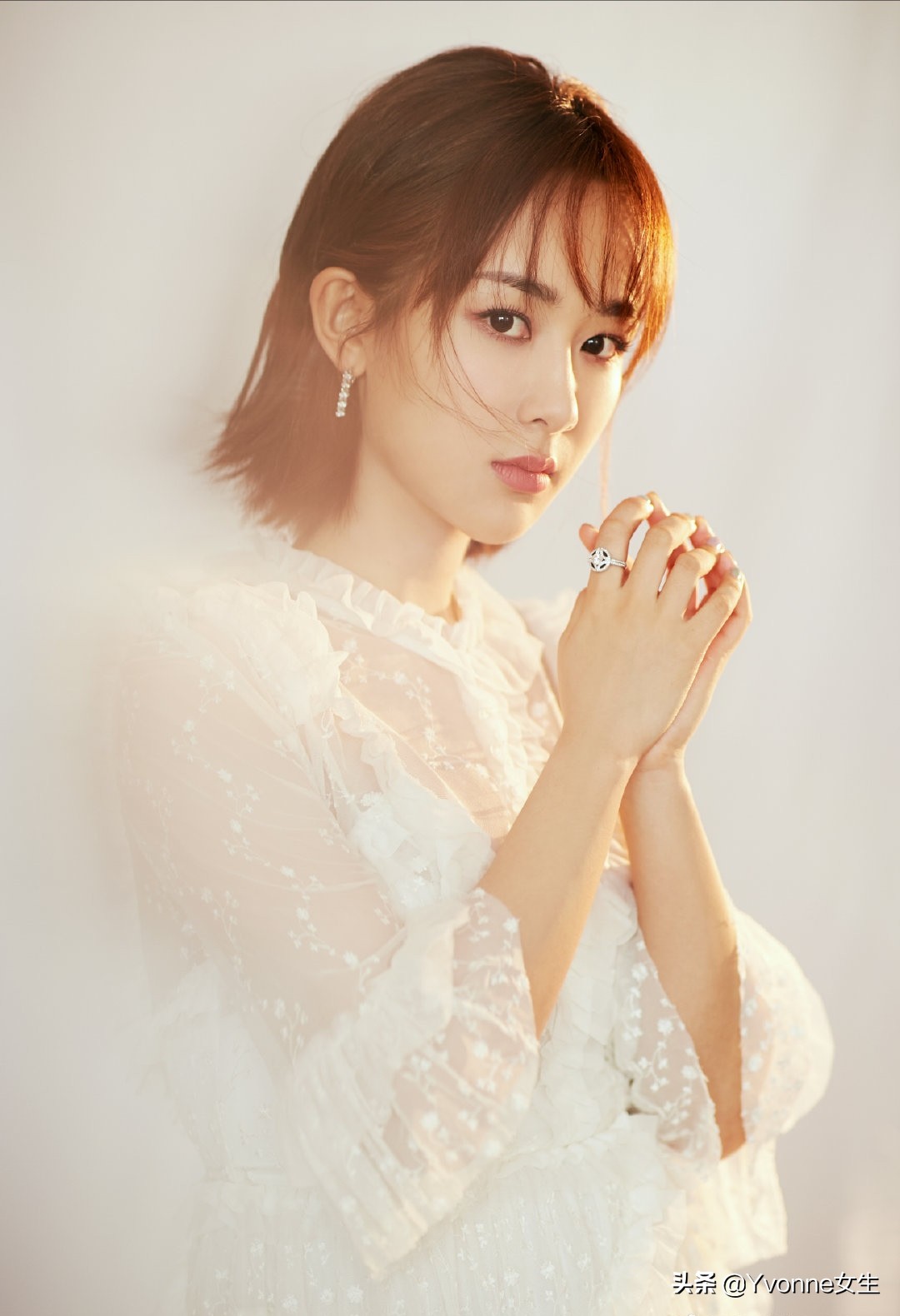 刚剪完刘海出来天空好像下雨了,自己剪齐刘海变成修饰脸型的刘海