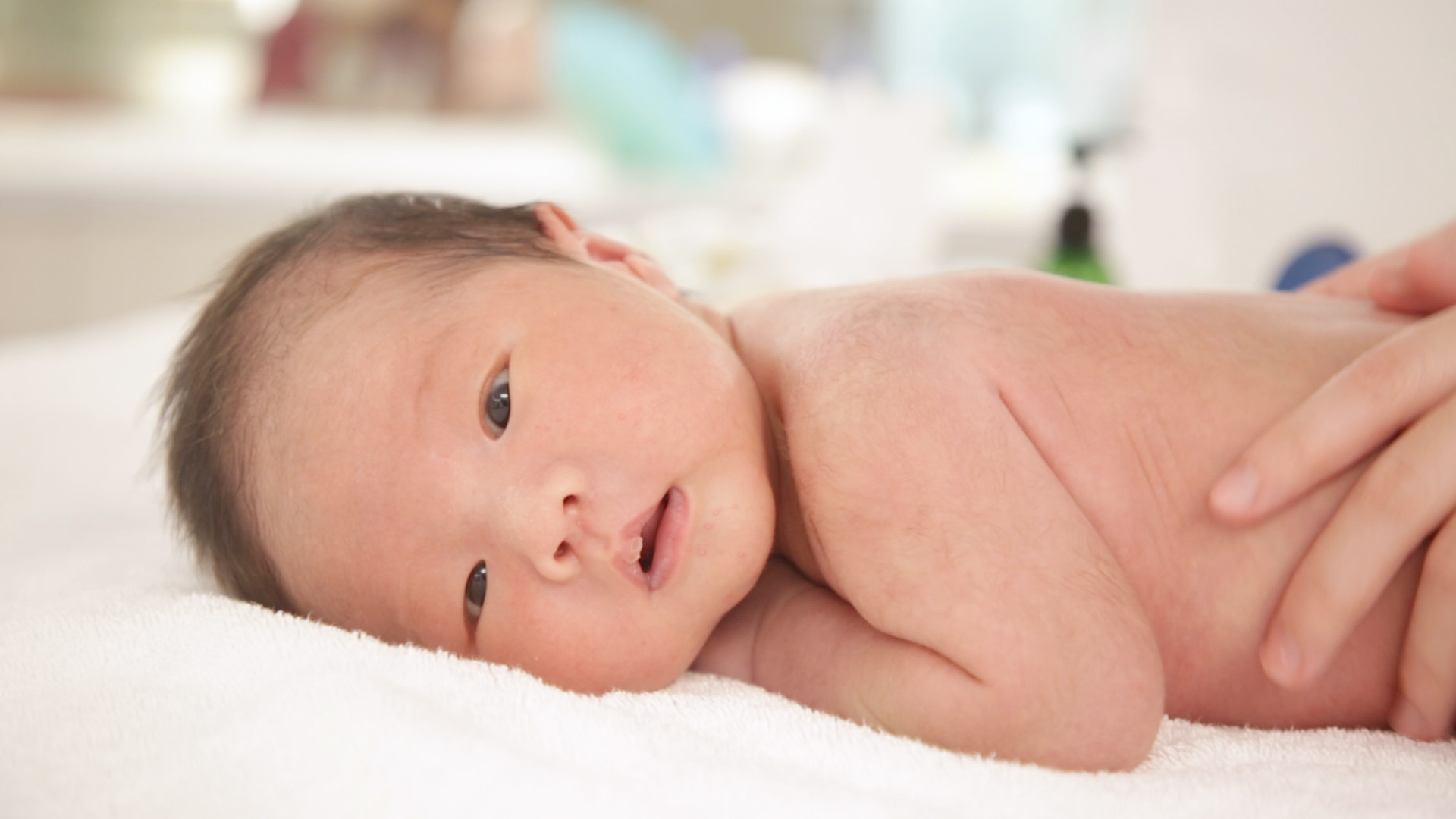 宝宝一般几个月学会一些简单动作,聪明宝宝从早教开始