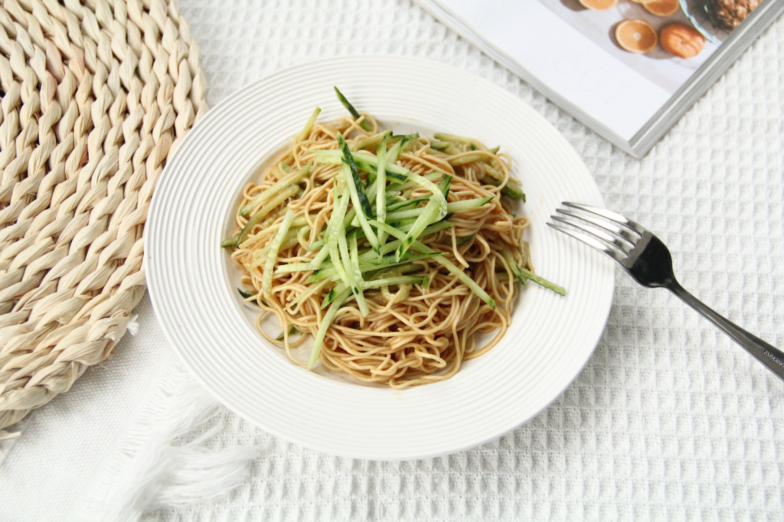 天热不爱吃饭吃什么好,夏季必吃这碗芝麻酱凉拌面