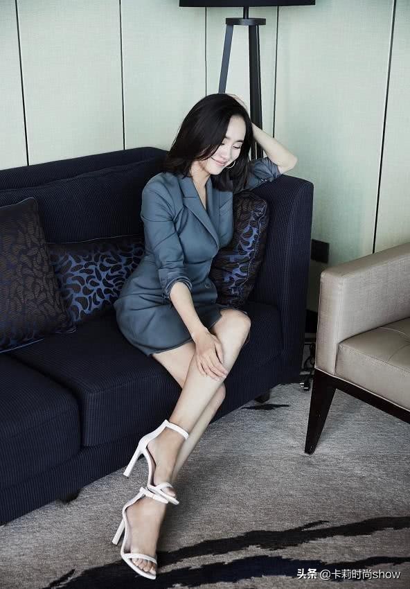 王智灰色西装短裙,王智露腿