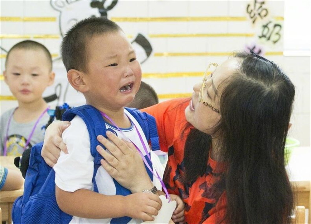 孩子不想上幼儿园就哭怎么办,孩子哭着不去幼儿园该怎么办啊