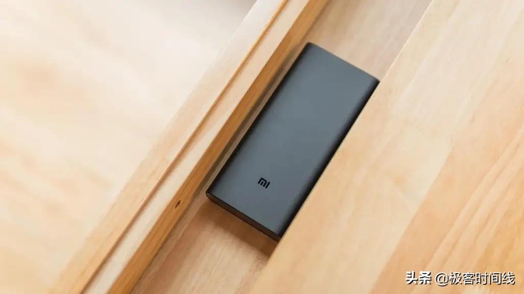 便携应急手机充电宝,随身应急超薄移动电源充电宝