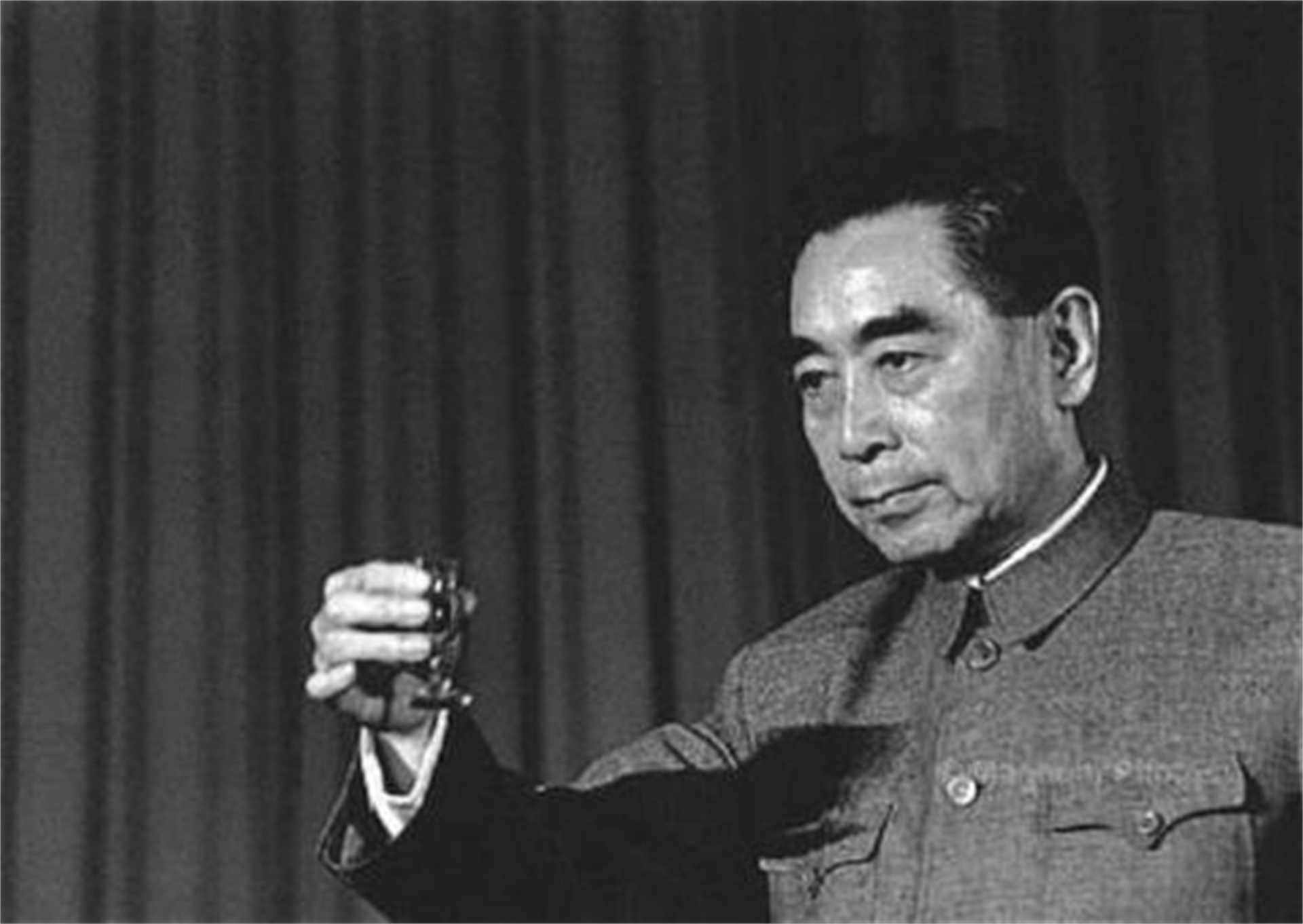 21岁护周总理进西安，30岁陪毛主席入重庆，龙飞虎到底有多强？