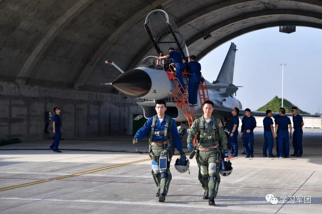 歼10飞行学员展翅蓝天,空军首批歼10飞行学员纪录片