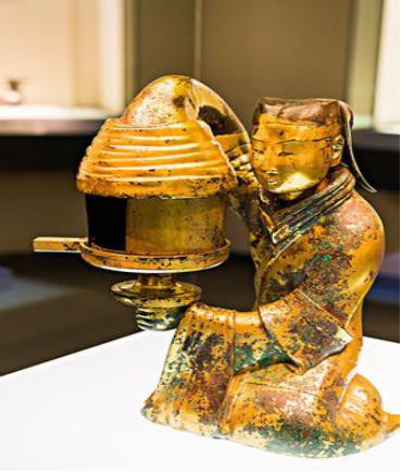 此物深埋地下千年，被誉“中华第一神灯”，设计感更是祖宗