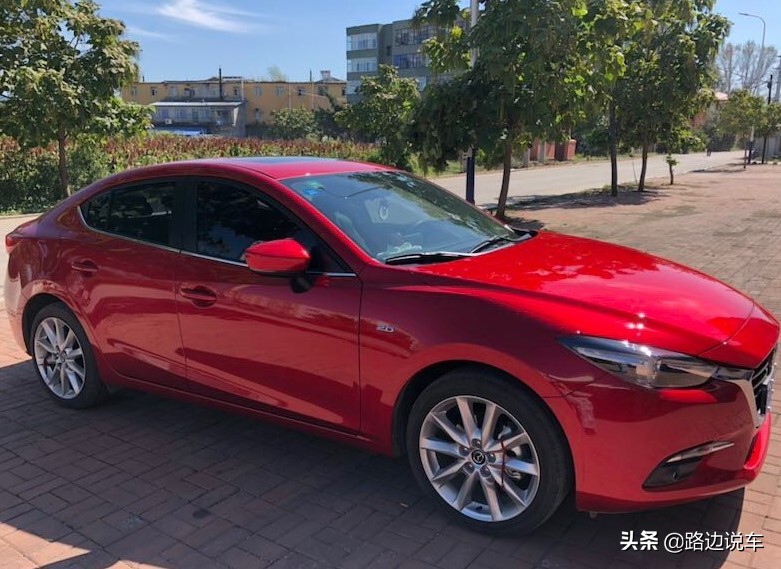 马自达3昂克赛拉后排空间演示,后排空间大的家用轿车