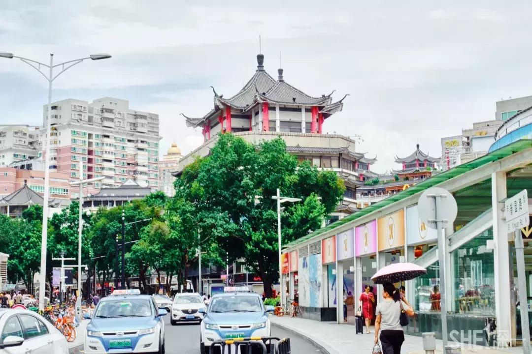 这里是东方世界,这里是东门英语怎么说