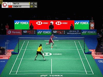 羽毛球头顶球后退步法训练,羽毛球头顶球后退步伐启动时机