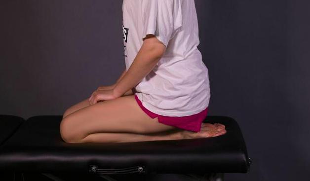 深蹲时臀部眨眼是什么样子的,深蹲时出现骨盆眨眼该怎么办