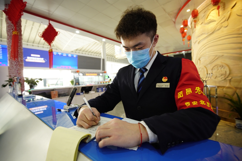 让党旗飘扬在抗疫工作的最前线,让团旗在一线飘扬