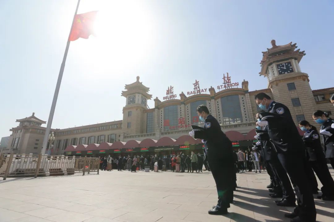 *安门天**广场时隔十年再下半旗，为留在寒冬里的他们