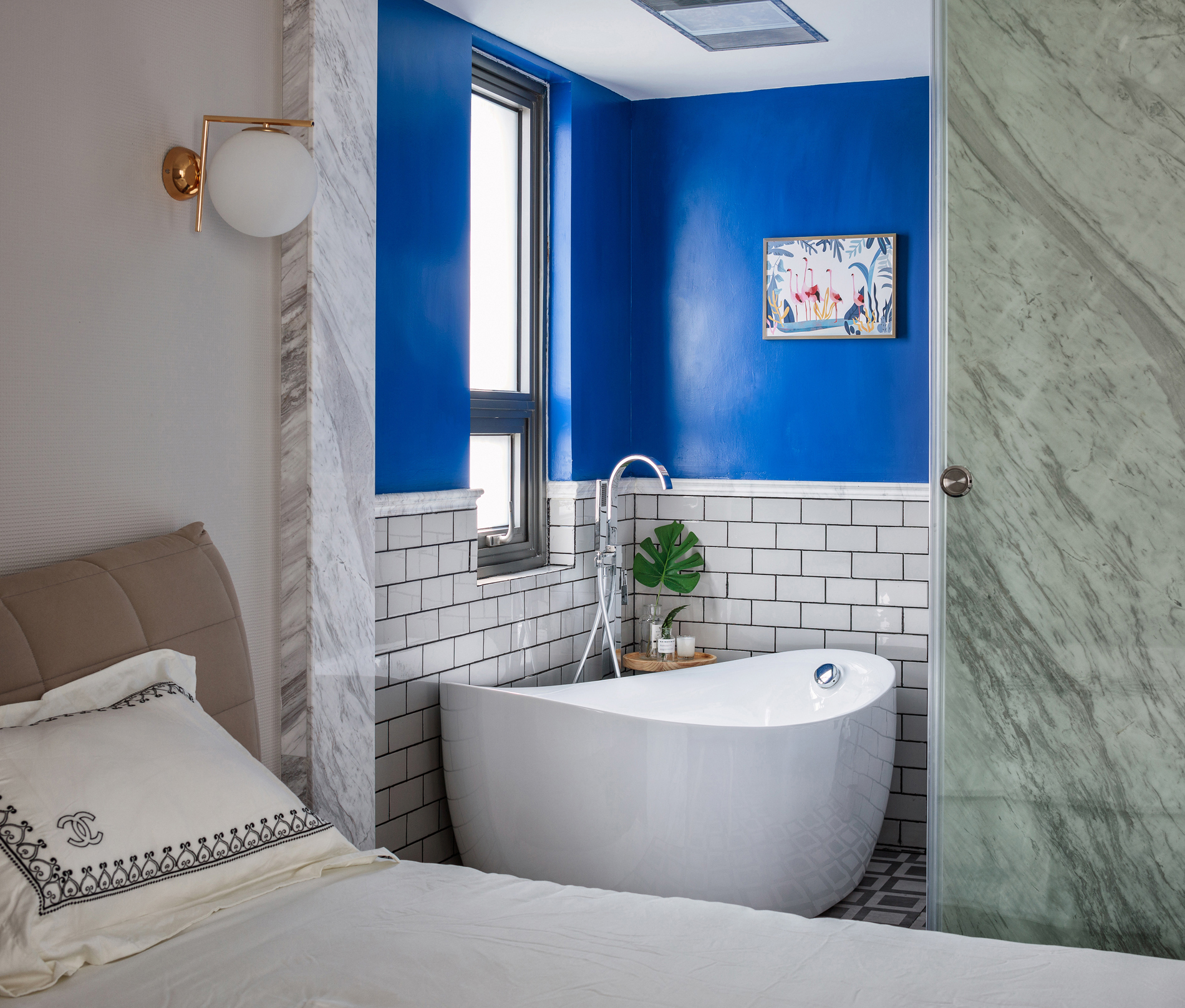 卧室里卫生间门对着床怎么处理的,卧室和卫生间一墙之隔潮湿