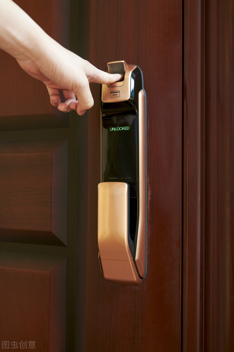 你还在纠结要不要装智能门锁,智能门锁真的比传统门锁好用吗