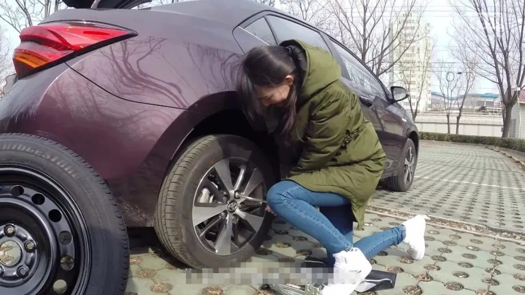 汽车四颗螺丝怎么就能固定轮胎,汽车轮胎的螺丝是怎么打开的