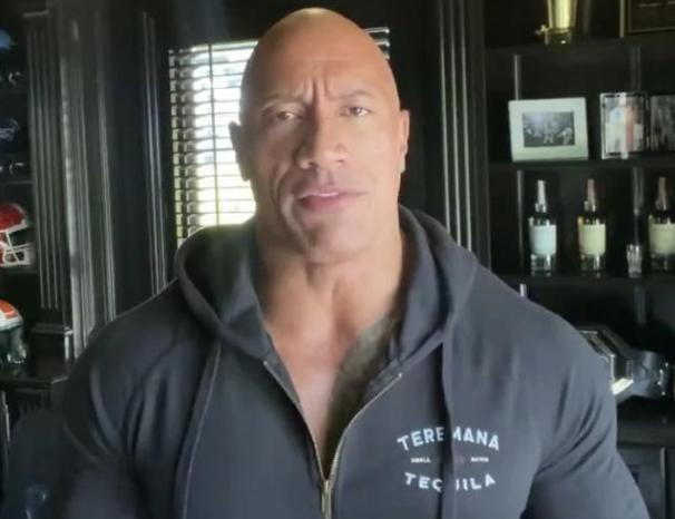 巨石强森帮助患癌女孩,巨石强森8岁进健身房