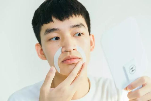 硬刚女皇龙妈也扛不住法令纹，2条沟壑让人心疼，贴一贴就消了