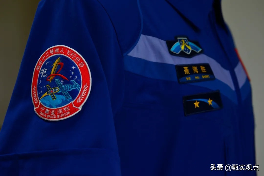 神舟十二号航天员测试宇航服,神舟十二号航天员的航天服