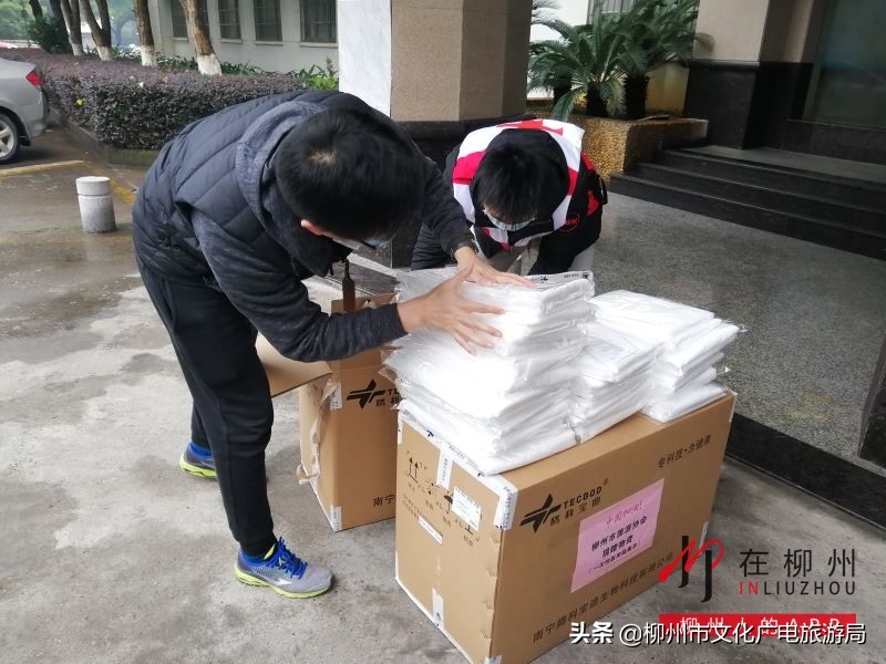 岂曰无衣与子同袍抗震救灾,岂曰无衣与子同裳留学生