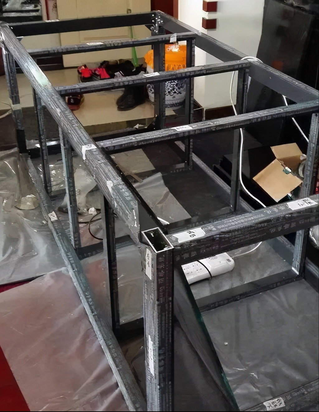 鱼缸底柜实木的好还是铝合金的好,鱼缸底柜开放式和封闭式哪个好