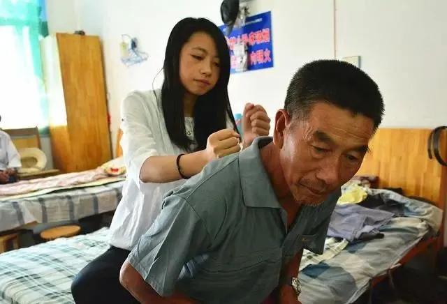 后背有时候疼痛是什么病的预兆,后背偶尔难受是什么病的征兆