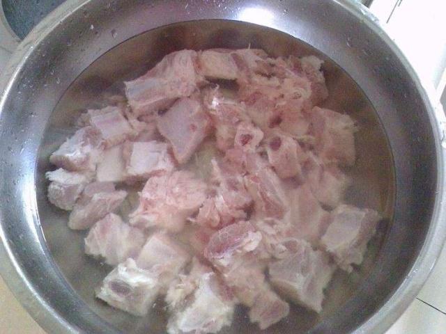 炖排骨时什么时候放油,排骨萝卜汤先放盐还是后放盐