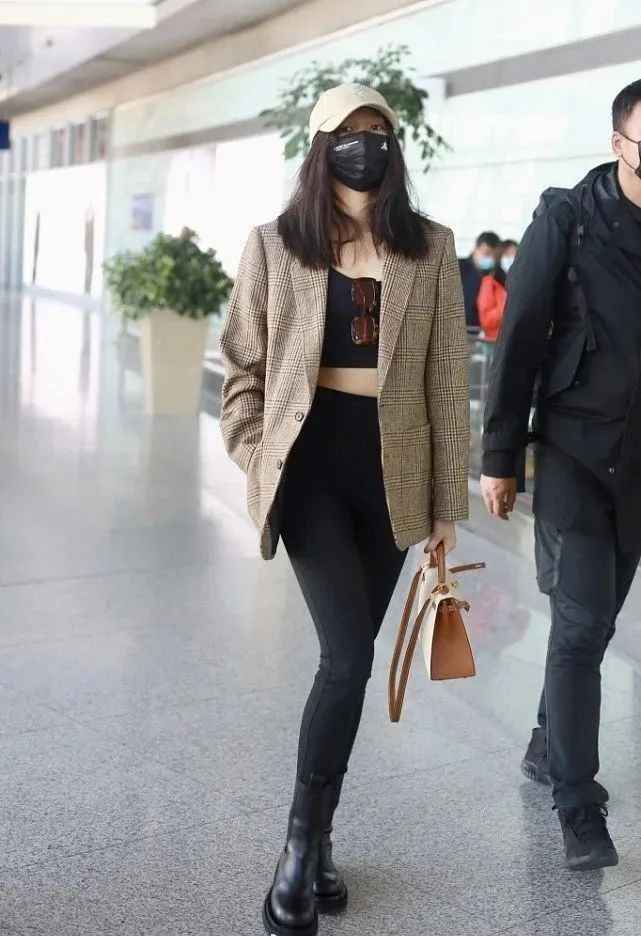 今年流行这样的鲨鱼裤舒适不紧绷 (最近爆火的鲨鱼裤这样穿更时髦)