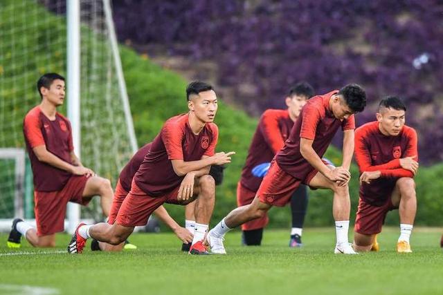 国足记者王楠和郑智,王楠回忆退役前