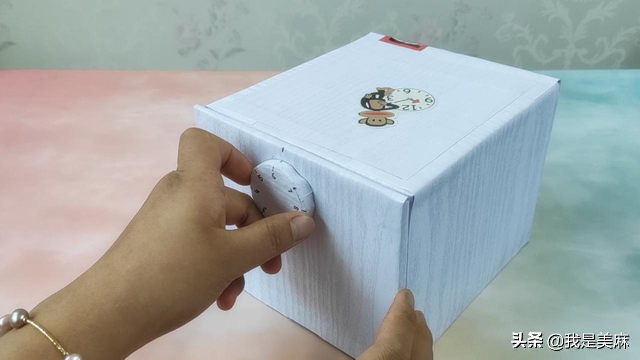 用废纸箱diy密码存钱罐，存钱方式很好玩，宝宝非常喜欢