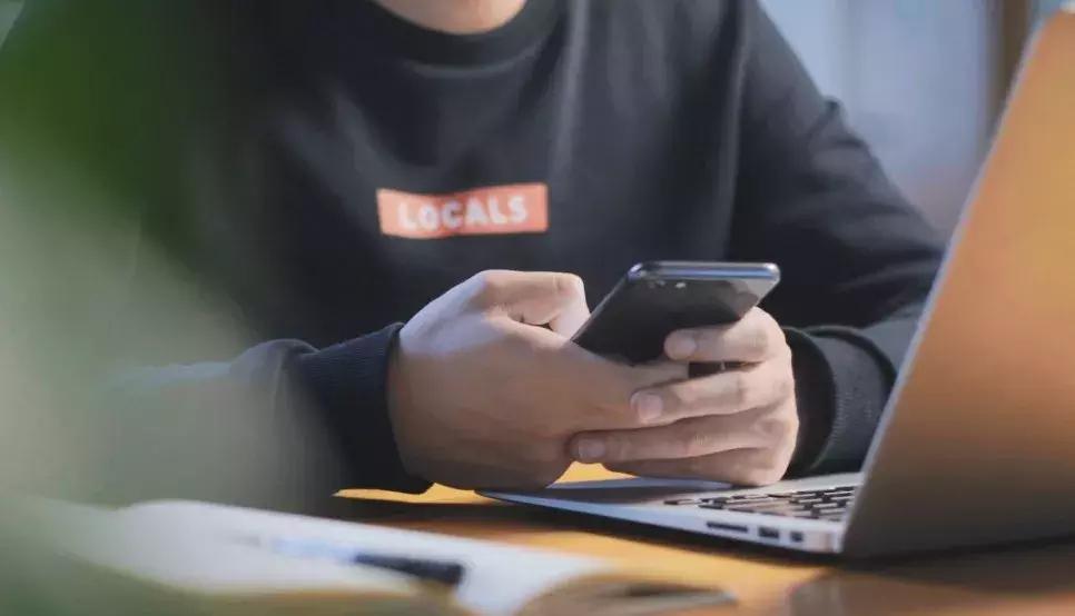 总有某些瞬间会被陌生的温柔击中,陌生的城市暖心的人