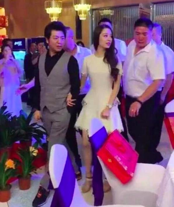 郎朗娇妻蜂腰,郎朗携25岁娇妻亮相