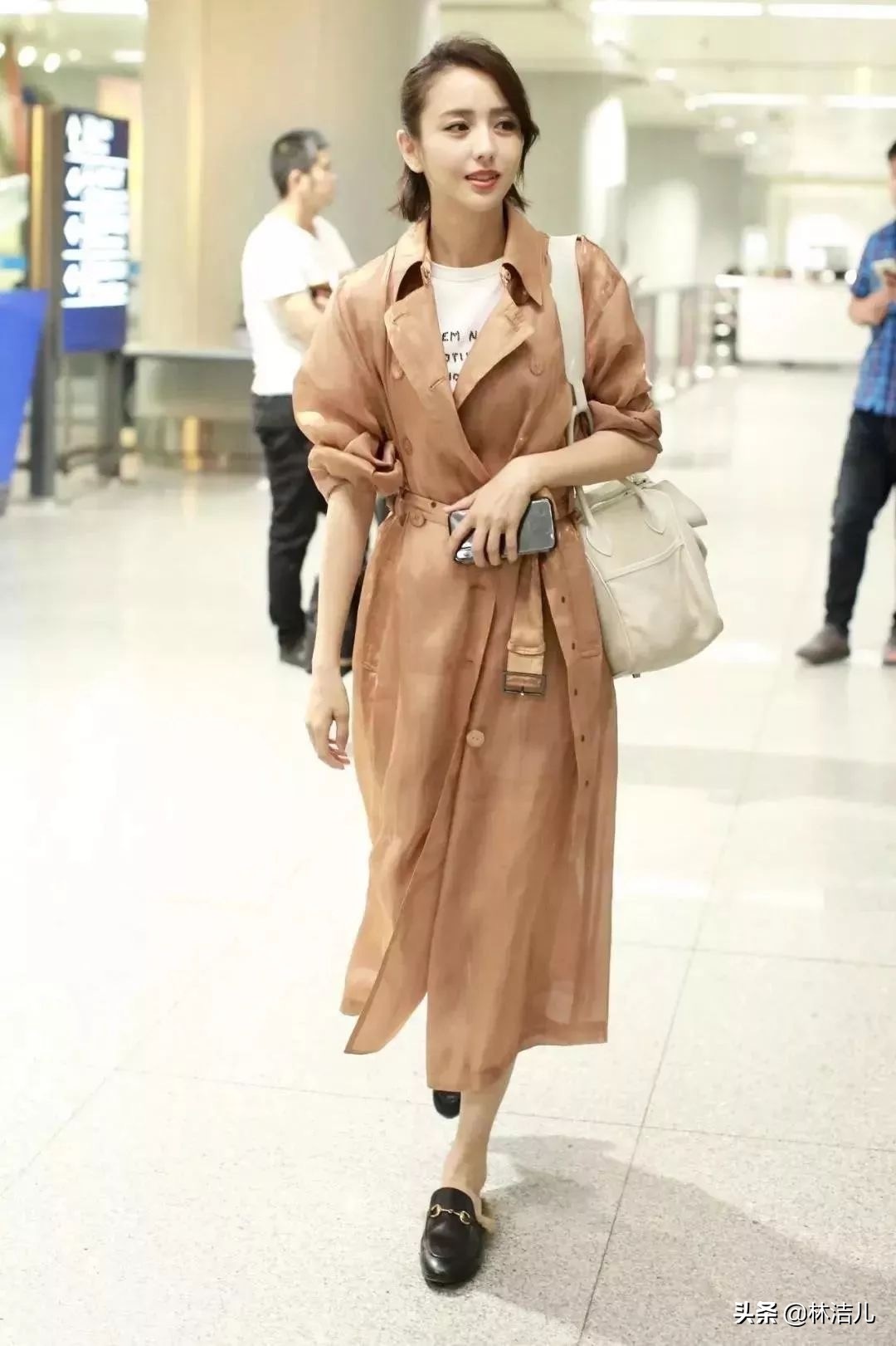 不懂风衣就别乱穿，2021流行这4款，连倪妮刘雯都强势种草了