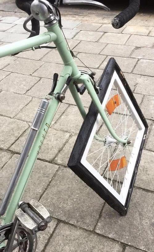 “兄弟睡觉压得胳膊都变色了，要不要叫醒他？”醒来一定很酸爽