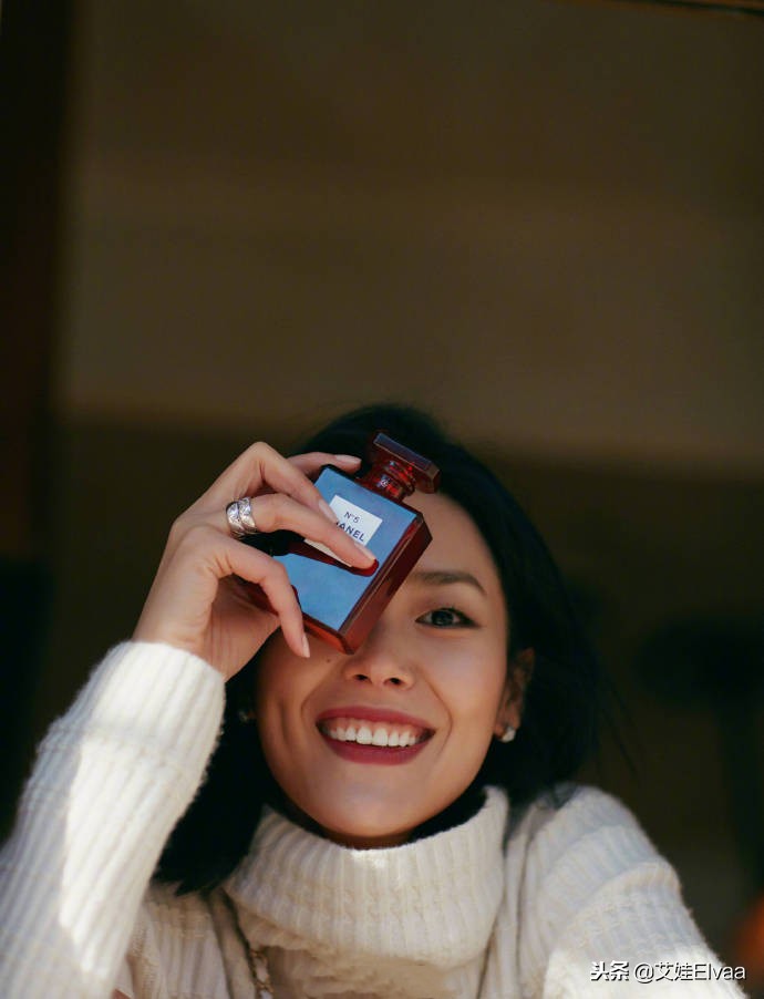 刘雯香奈儿走秀多还是奚梦瑶多,刘雯气质出众很有国际范的小姐姐