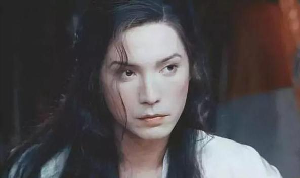 他是“最美东方男子”,曾受伤找裁缝缝8针,被挚爱拒绝孤独一生